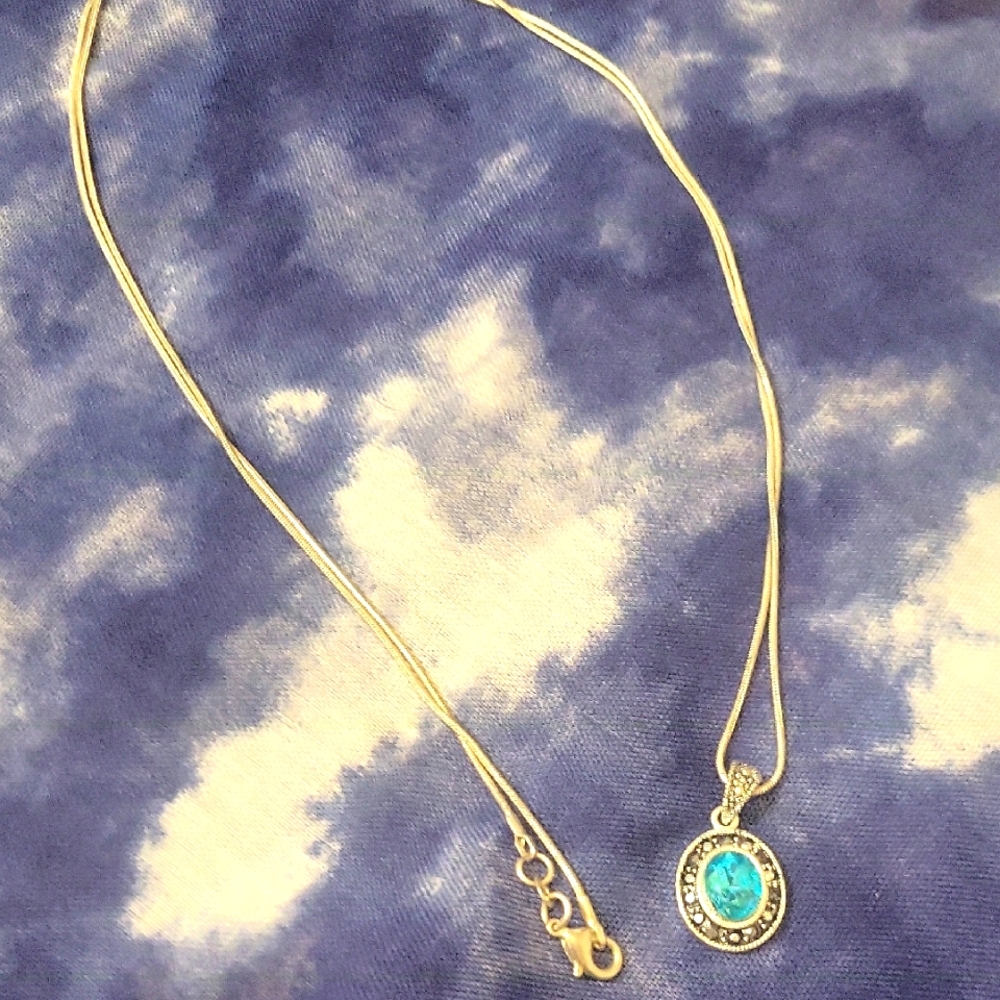Elegant Gold Necklace with Turquoise Pendant